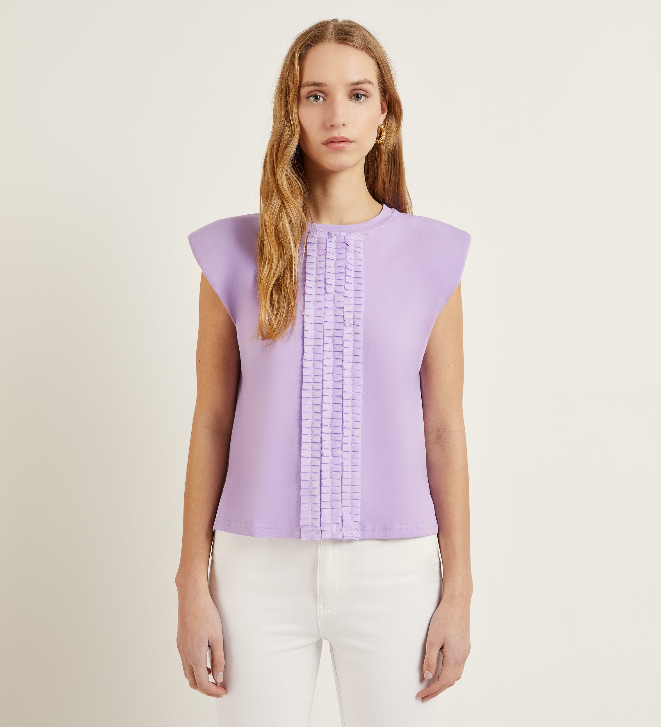 T-shirt with shoulder pads