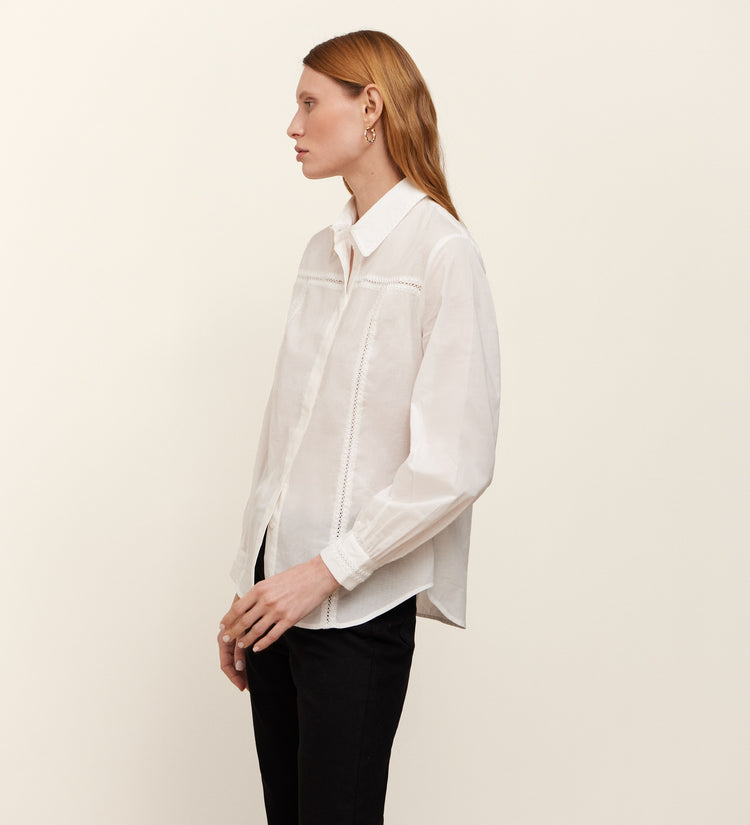 Chemise à détails brodés