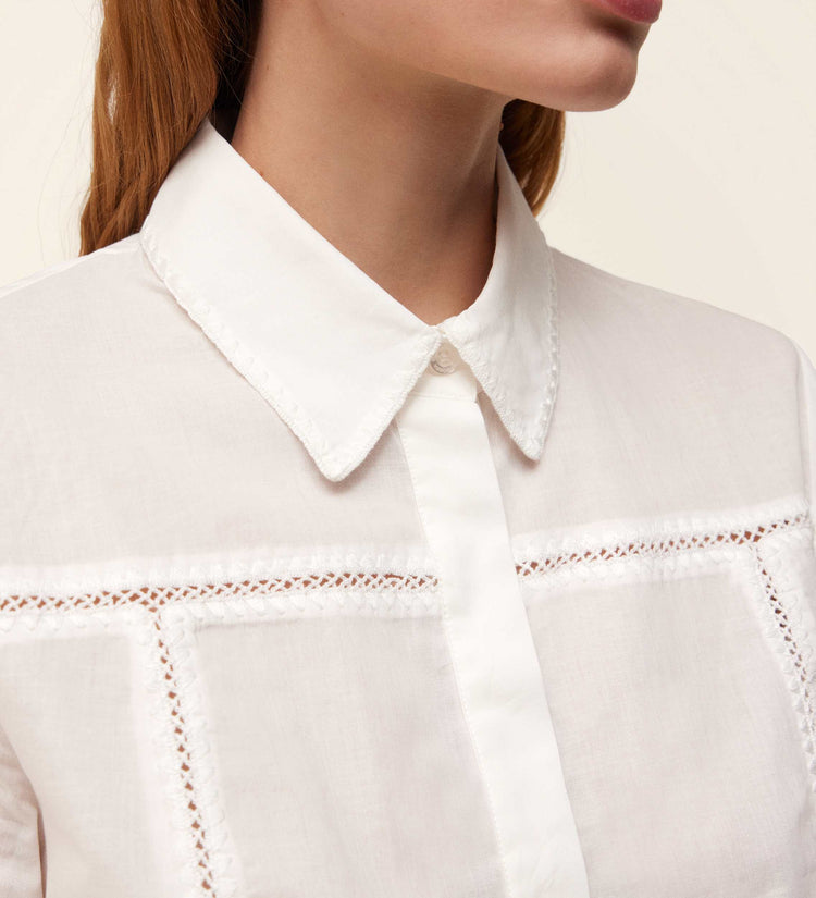 Chemise à détails brodés